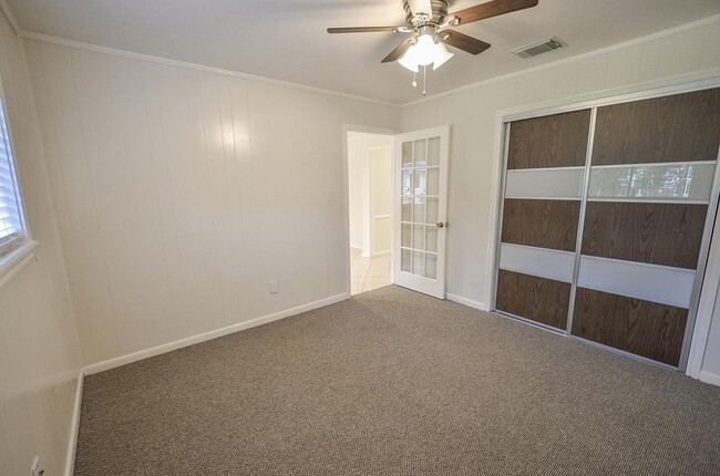 Building Photo - 25602 Oakhurst Dr