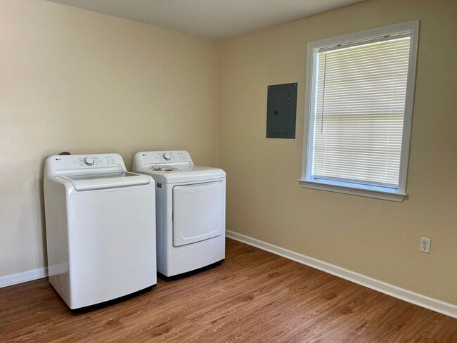 Building Photo - St. Amant 3br/2ba house for