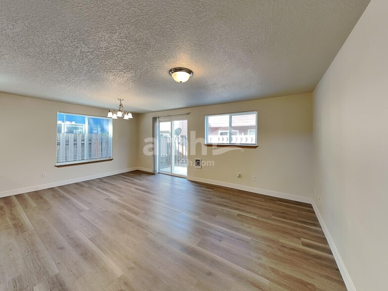 Building Photo - 475 Donna Dr