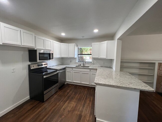 Building Photo - Cute 3-bedroom, 2-bath