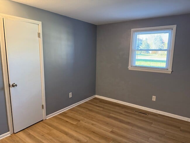 Building Photo - 6040 Hemlock Ln N