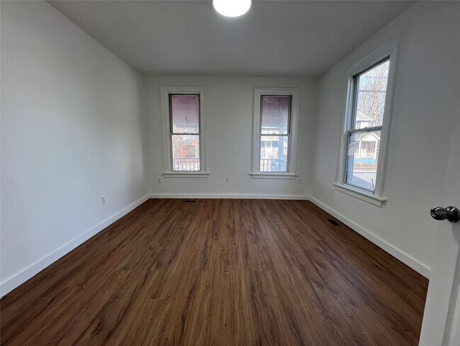 Building Photo - 24 Robinson St