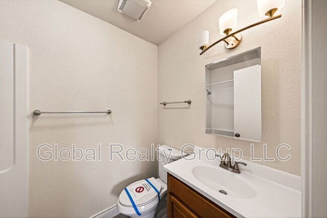 Building Photo - 517 Oak Dr