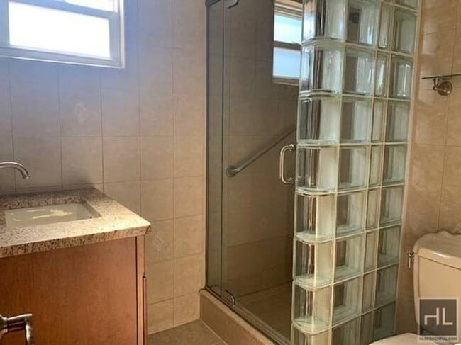 Building Photo - Spacious 3-Bedroom Apartment – Hardwood Fl...