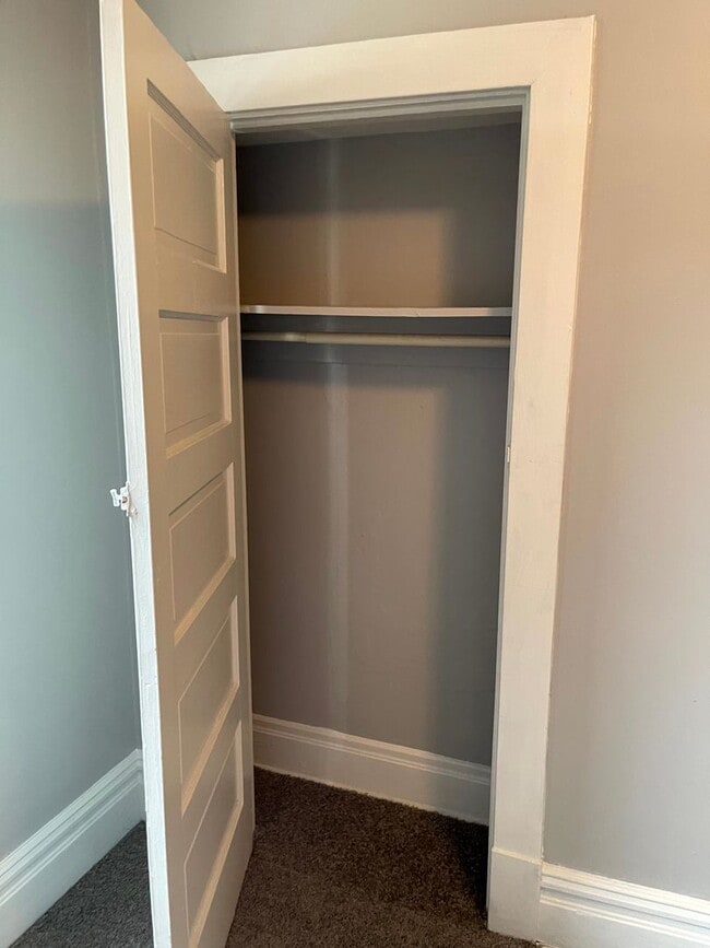 Building Photo - Lovely two bedroom, 1 bathroom Townhome on...