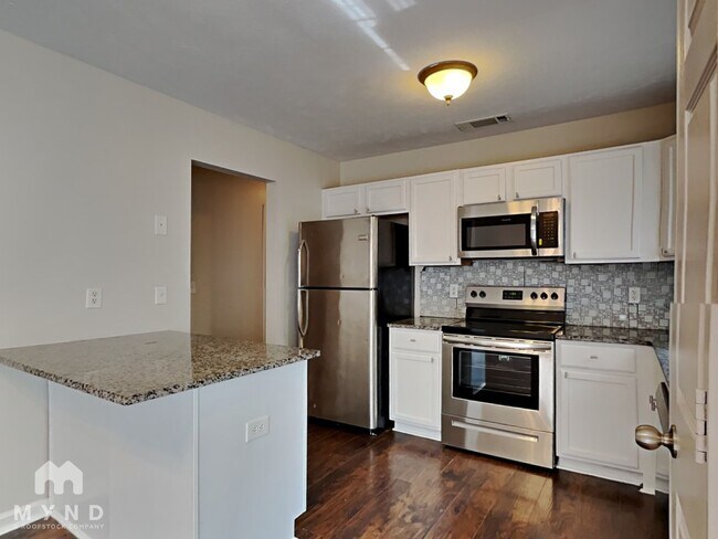 Building Photo - 207 Lake Forest Dr