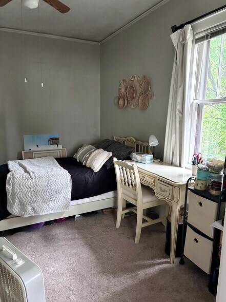 Seperate sleeping area - third bedroom - 4947 York Ave S