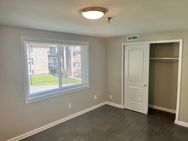 Building Photo - 1000 Parkvale Ct