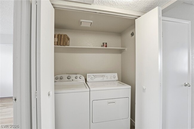 Building Photo - 916 Rockview Dr