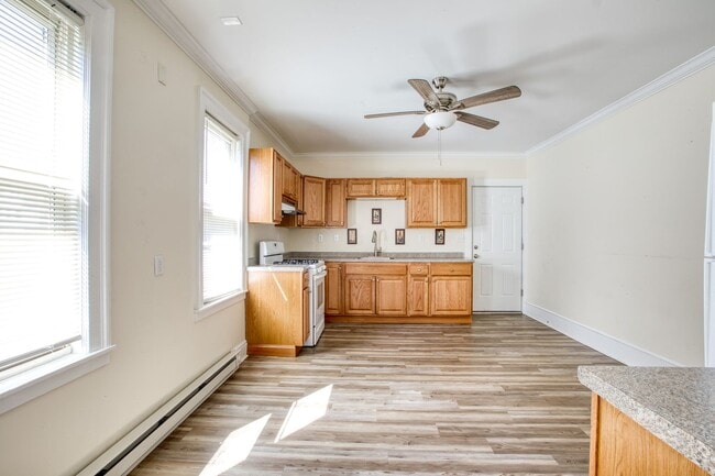 Building Photo - OR BEST OFFER **SPACIOUS FIRST FLOOR 2 BEDROOM WITH WASHER/DRYER SEPARATE DINING ROOM