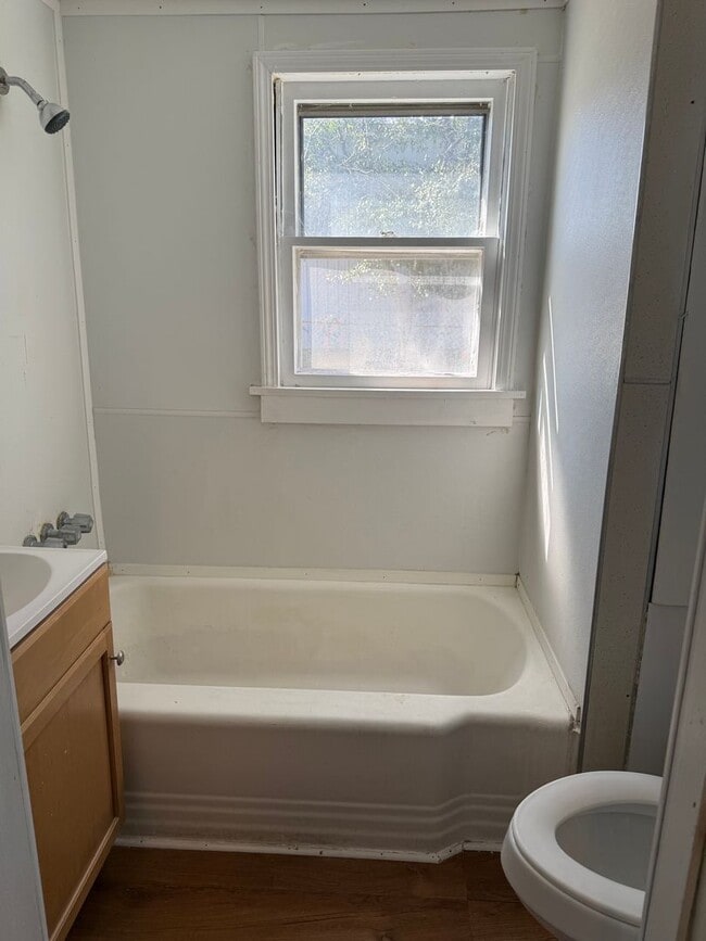 Building Photo - 2 bedroom home in Historic Downtown Walking District of Morehead City with fenced in yard