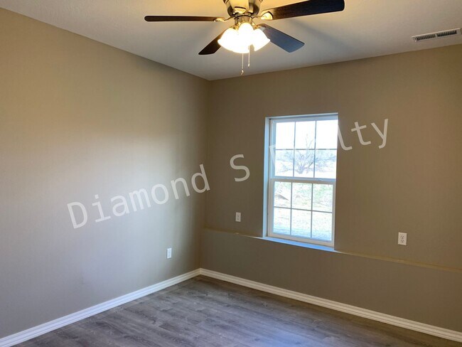 Building Photo - 5 Bedroom Home Located in Ozark!