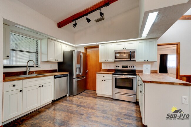 Building Photo - 2025 Willow Oak Dr