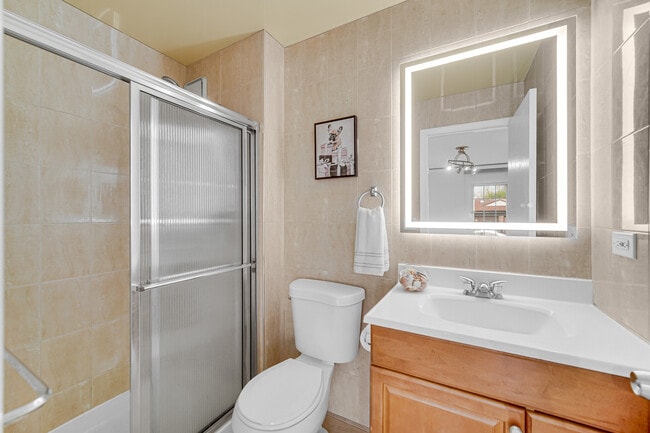 Building Photo - 533 Lyon Dr