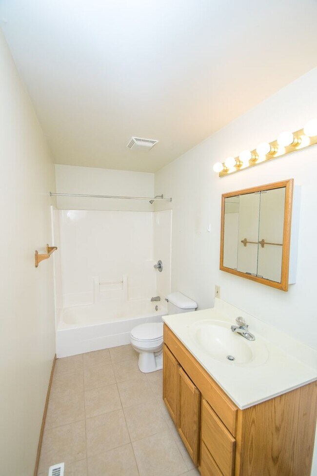 Building Photo - 2 bedroom / 1.5 bathroom Townhome for rent...