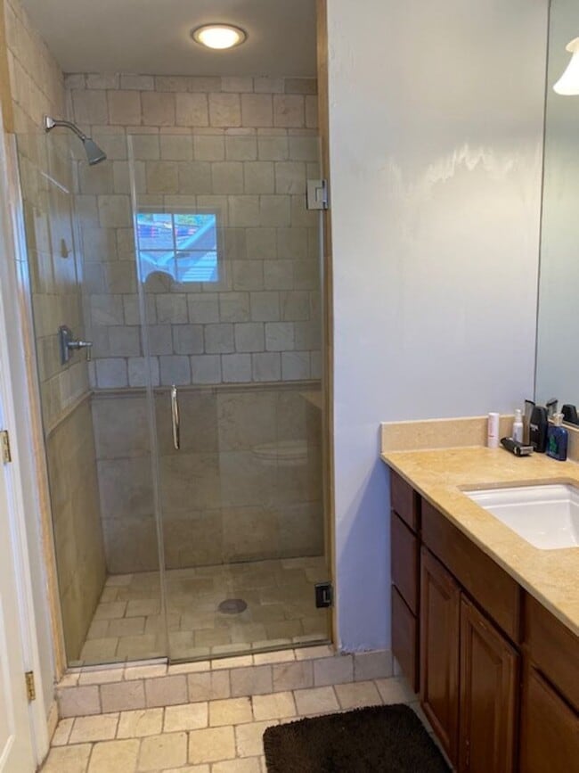 Building Photo - Three Bedroom 3.5 baths Townhouse for Rent...