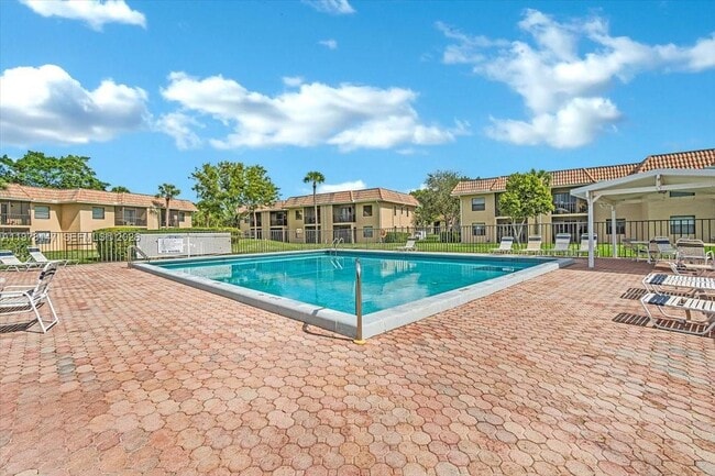 Building Photo - 6832 Palmetto Cir S