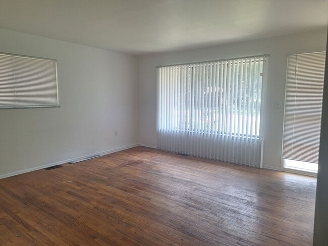 Building Photo - 3 bedroom home in Southfield with sprawlin...