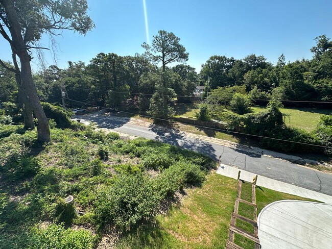 Building Photo - TREETOP HOME w/downstairs Suite