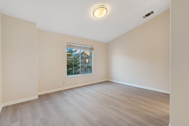 Building Photo - UPGRADED TOWNHOME OFFERS UTMOST CONVENIENCE