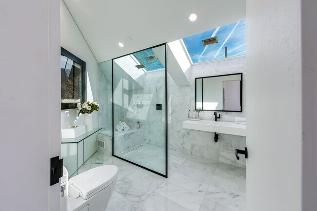 Building Photo - Architectural 1-Bed Designer Residence wit...