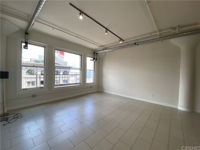 Building Photo - 939 S Broadway-