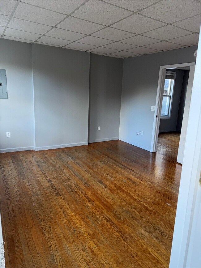 Building Photo - 54 Gifford Ave