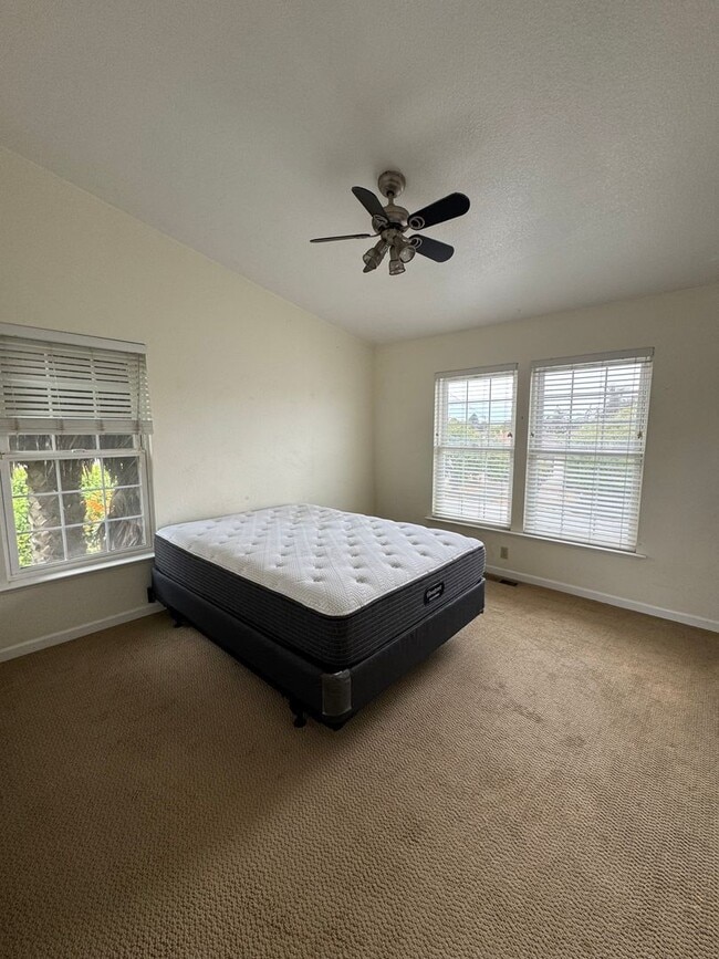 Building Photo - Beautiful 3 bedroom West Side Home!