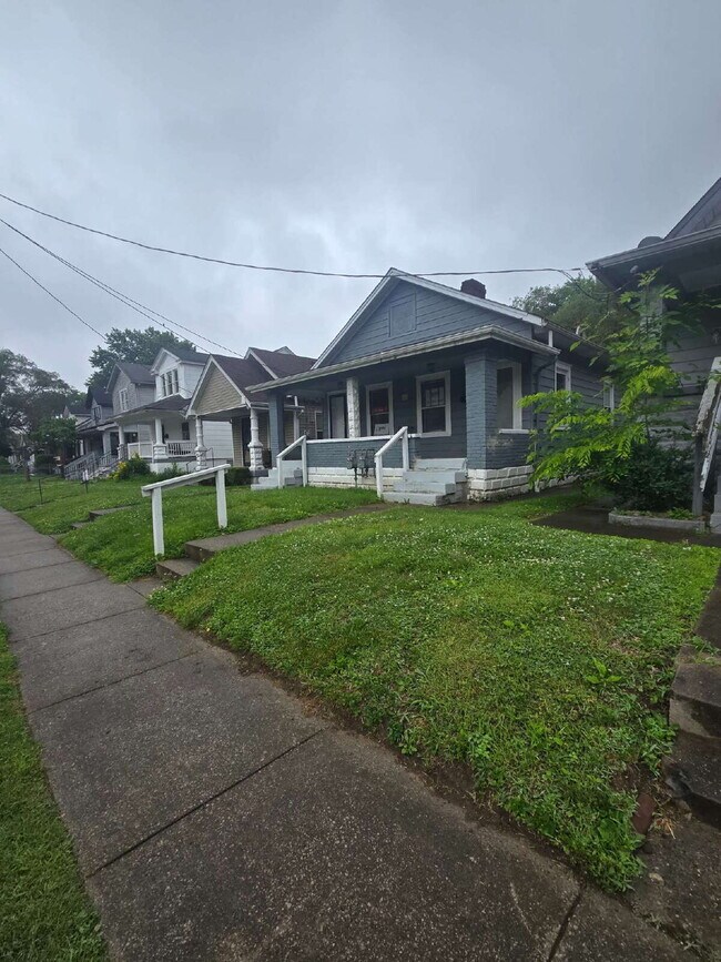 Building Photo - " Move in Ready!! 1-Bedroom Duplex with Ha...
