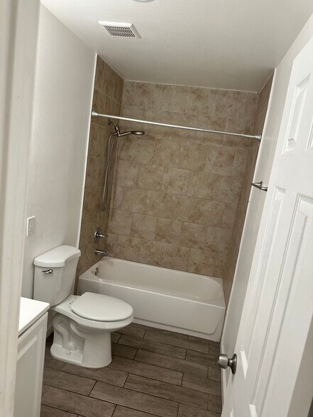 Upstairs bath - 272 E Jackson St