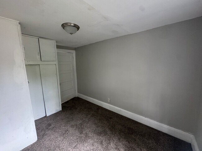 Building Photo - Charming 3-Bedroom Property in Prime Location