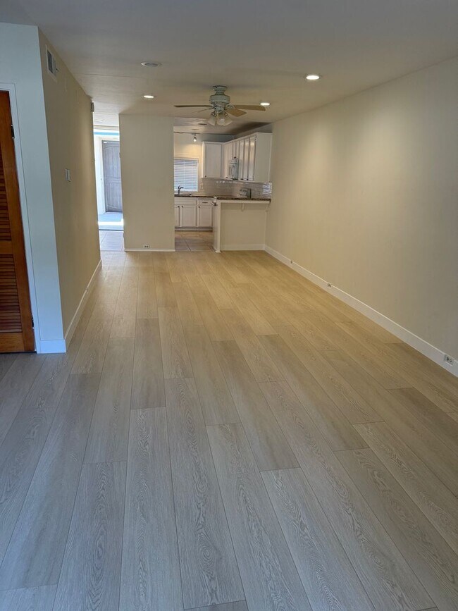 Building Photo - MISSION HILLS-SPACIOUS 2BR /2BA WITH MODER...
