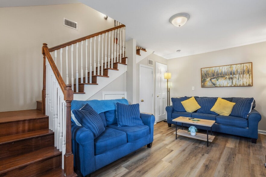 Building Photo - 426 Russell Ave