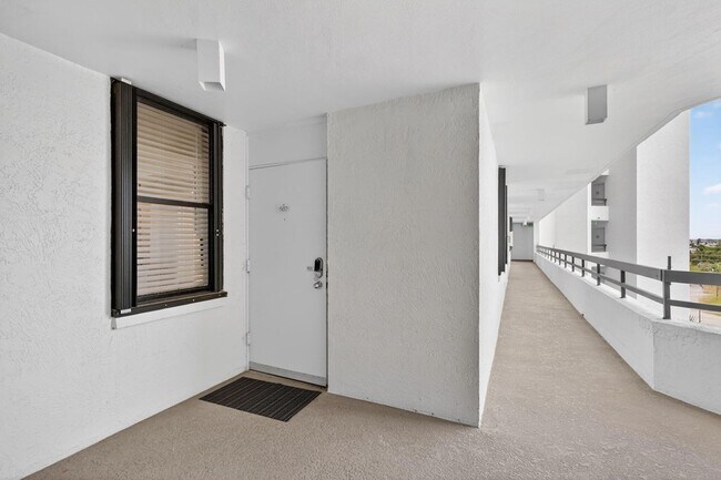 Building Photo - 9650 S Ocean Dr