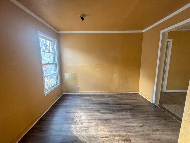 Building Photo - Spacious 3 Bedroom Home with Central AC