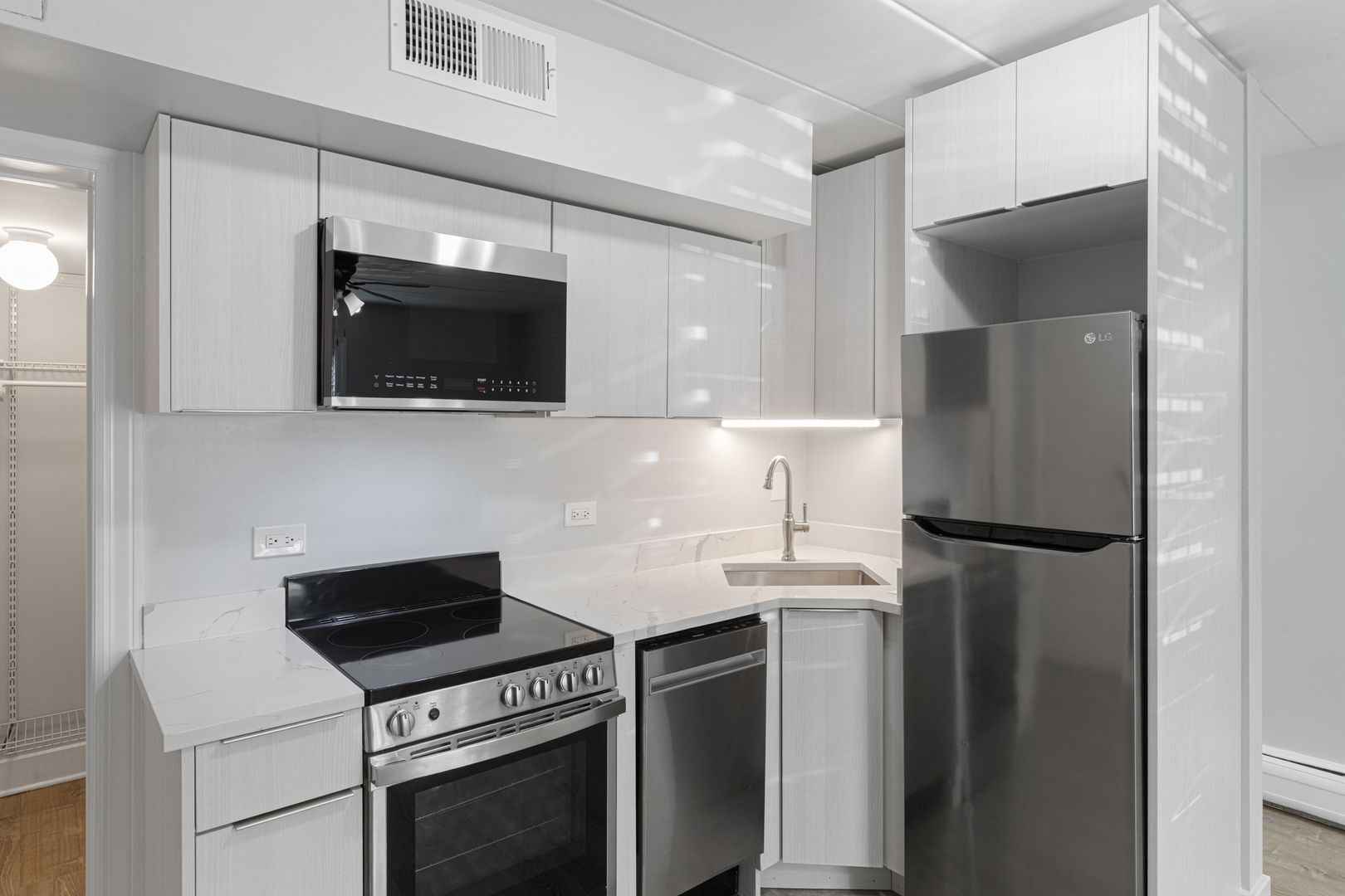 Building Photo - 6023 N Kenmore Ave