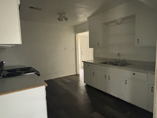 Building Photo - 1652 Kentwood Dr