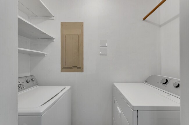 Building Photo - 517 Laurel Tree Ln