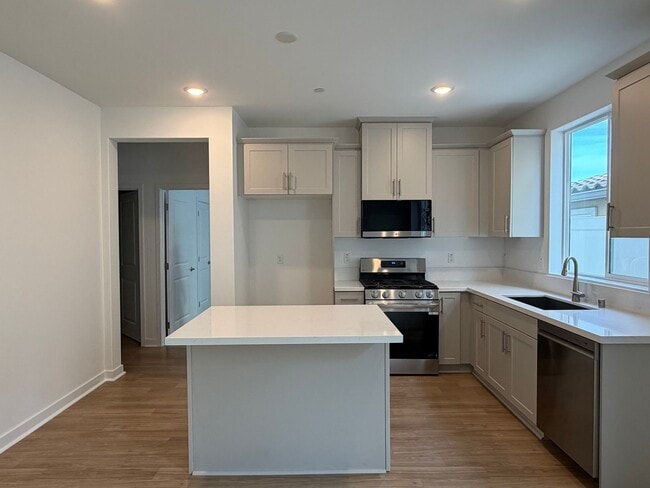 Building Photo - Brand New Construction in River Terrace Development!