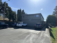 Building Photo - Recently Updated 2-Bd Milwaukie 4-Plex. Ne...