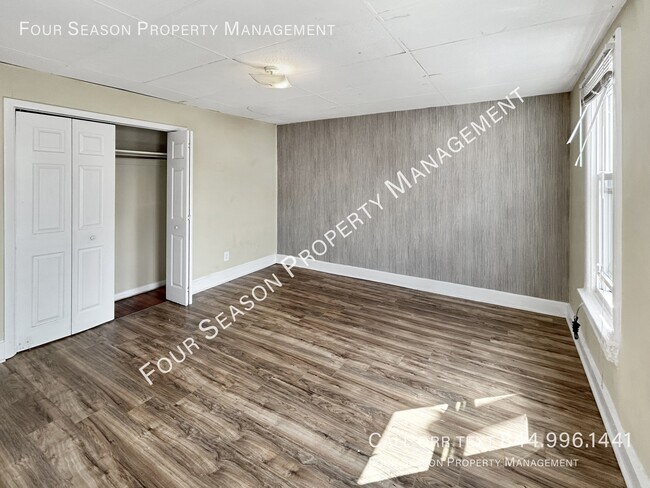 Building Photo - 306 S Locust St