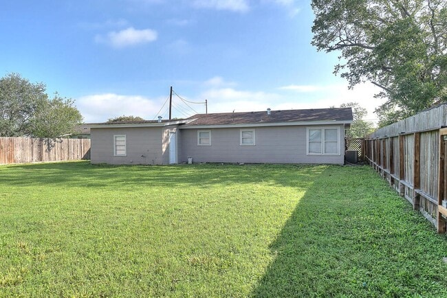 Building Photo - 10921 Shady Ln