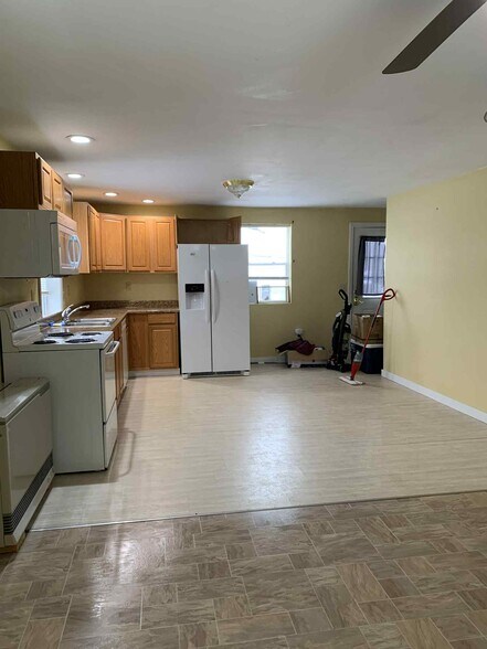 Building Photo - 851 Western Ave