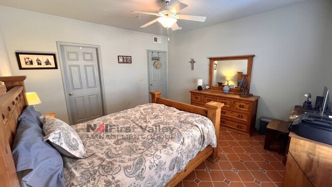 Building Photo - 2 Bedrooms, 2 Baths and a Single Car Garage