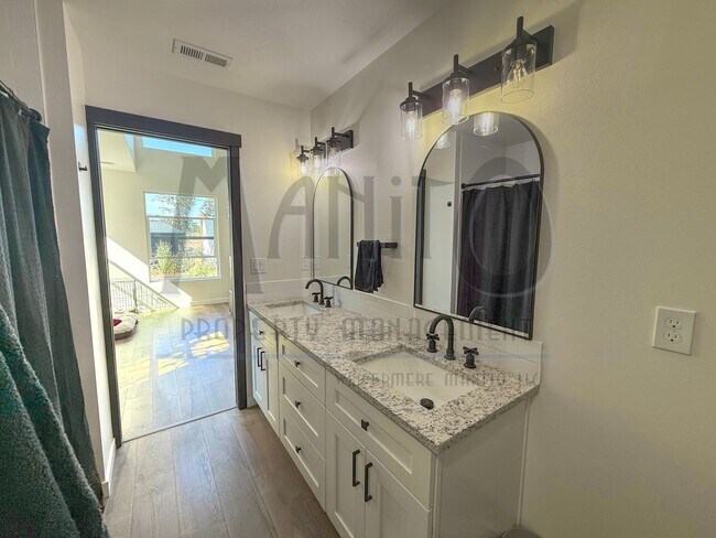 Building Photo - Beautiful Townhouse Steps From Centennial ...