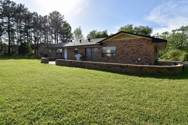 Building Photo - 4 Bed, 2 Bath Home in Ruston!