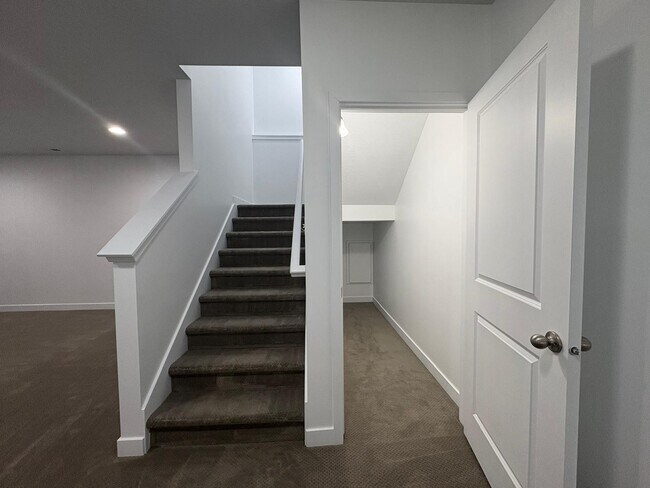 Building Photo - 6354 Upland View Dr