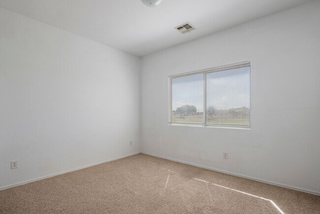 Building Photo - Beautiful 3 bedroom patio home with open f...