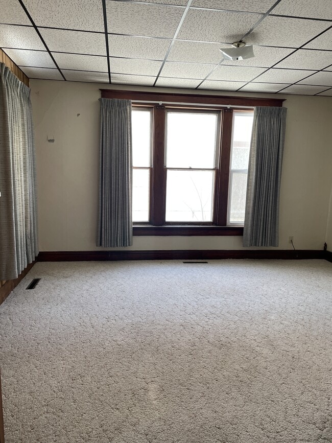 Building Photo - 569 W Broadway Ave