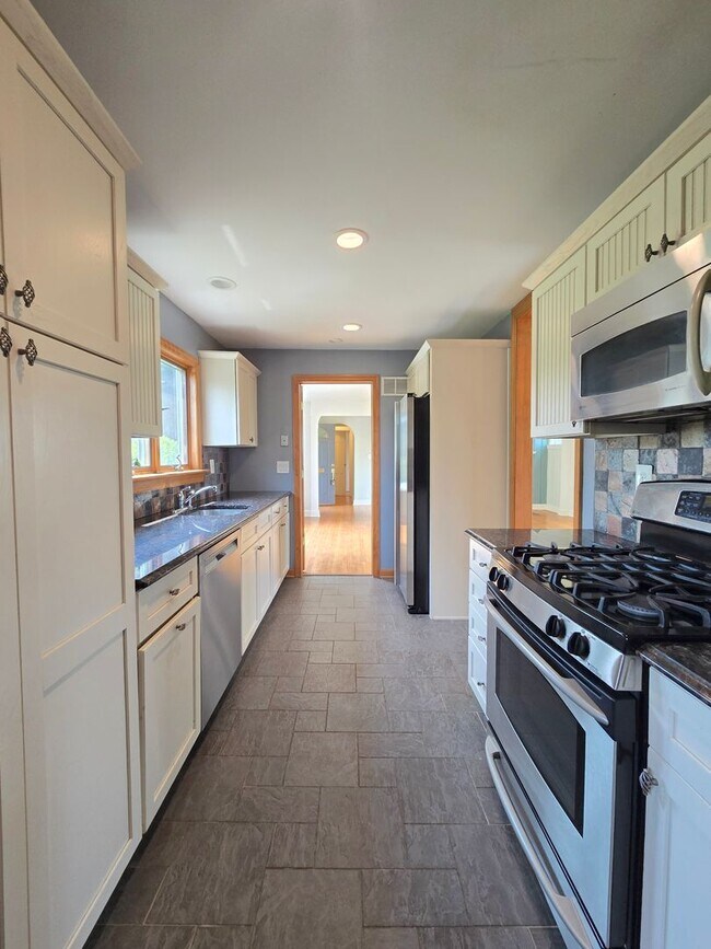 Building Photo - Amazing views overlooking the Raritan River! Commuter delight! Single family home with 2-bedroom,...